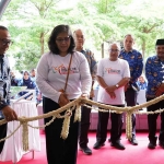 Pj Wali Kota Kediri saat memotong pita sebagai tanda peresmian Ruang VVIP Tegowangi RSUD Gambiran. Foto: Ist