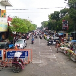 Suasana Pasar Kota Bojonegoro pasca diterapkan protokol kesehatan pencegahan Covid-19. 