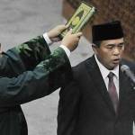DISUMPAH: Ade Komarudin saat pelantikan menjadi Ketua DPR 2014-2019. foto merdeka.com