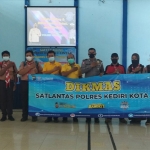 Kanit Kamsel Satlantas Polres Kediri Kota, Ipda Isdiyat, bersama siswa SMKN 1 Kota Kediri.  Foto: Ist