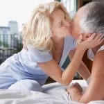 Sebuah ciuman mesra di usia tua. Selanjutnya, terserah Anda. foto: mirror.co.uk