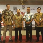 Kasi Media, Kemitraan, dan Komunikasi Publik Dinas Kominfo Kabupaten Sidoarjo Kusdianto (nomor 4 dari kanan) , dan bagian Humas PDAM Delta Tirta Sidoarjo, Anky Sucahyono (dua dari kiri), bersama wartawan HARIAN BANGSA Biro Sidoarjo Mustain, Direktur HARIAN BANGSA H Em Masud Adnan, dan Pemimpin Perusahaan H Abdurrahman Ubaidah.