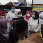 Bupati Mojokerto, Ikfina Fahmawati, ketika meninjau antusias warga saat operasi pasar murah.