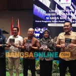 Peluncuran buku kisah pengawasan Pemilu 2024 oleh Bawaslu Sidoarjo, Senin (30/12/2024). foto: Mustain/BANGSAONLINE