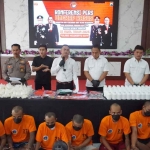 Konferensi pers ungkap kasus narkoba di Mapolres Mojokerto.