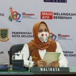 Wali Kota Mojokerto, Ika Puspitasari saat Webinar bersama Forum Kota Mojokerto Sehat di Ruang Nusantara, Kantor Pemerintah Kota Mojokerto.
