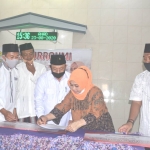 Kartika Hidayati saat peresmian Majelis Taklim At-Taqwa  Brondong, Lamongan. 