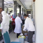 Tes PCR yang dilakukan pada karyawan Dinas Kesehatan Ngawi.