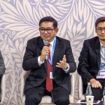 Dirut Petrokimia Gresik, Dwi Satriyo Annurogo (tengah), saat membeberkan Program Transisi Energi 2024-2030 di Forum Internasional COP29. Foto: Ist