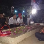 Puti Guntur Soekarno saat berdoa di makam sang kakek, Soekarno. Puti datang bersama Gus Ipul dan pengurus PDIP. 