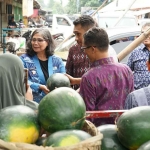 Pj Wali Kota Kediri, Zanariah, saat meninjau salah satu kios buah semangka. Foto: Ist
