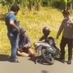 Pelaku begal payudara (tengah) saat ditangkap Polres Madiun, Jumat (15/4).