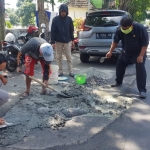 Ilustrasi: Tiga anggota DPRD Kota Probolinggo memperbaiki jalan raya sendiri. foto: ist