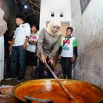 Calon Gubernur Jawa Timur nomor urut 2, Khofifah Indar Parawansa, saat mengaduk gula merah di Desa Bades, Kecamatan Candipuro, Lumajang.