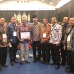 Bupati Pasuruan saat foto bersama usai menerima penghargaan dari Presiden RI.
