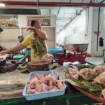 Penjual daging ayam di Pasar Besar Ngawi sedang menunggu pelanggan.