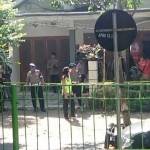 Tim Densus 88 Antiteror dan personel Brimob Detasemen C Surakarta saat menggeledah rumah terduga teroris Gatot Witono alias Sabarno di di Jalan Hasanudin, Selosari, Magetan, kemarin (25/10).