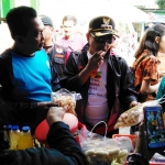 Wali Kota Malang Sutiaji sewaktu mencicipi produk UMKM yang ada di bazaar sosialisasi Gemar makan ikan (gemari), Minggu (14/10). Foto: IWAN I/BANGSAONLINE