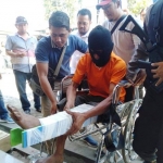 Pelaku dalam kondisi kaki di-spalk hendak dihadirkan dalam rilis usai ditangkap. foto: SOFFAN/ BANGSAONLINE