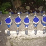 Pemasangan meteran air dalam program pipanisasi di Desa Sumbergedang, Pandaan, Pasuruan.