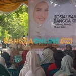 Arzeti Bilbina saat sosialisasi program Bangga Kencana di Sidoarjo. Foto: MUSTAIN/BANGSAONLINE