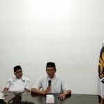 Ketua Umum DPW PKS Jatim Arif Hari Setiawan didampingi Sekretaris Umum Irwan Setiawan.
