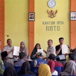 Petugas BPN saat menyerahkan secara simbolis sertifikat elektronik melalui Program PTSL di Desa Roto. Foto : Andi Sirajudin/BANGSAONLINE