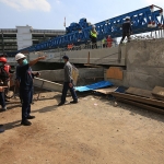 Wali Kota Rismaharini meninjau progres pembangunan Jembatan Joyoboyo yang terletak di sisi selatan Terminal Intermoda Joyoboyo (TIJ), Sabtu (5/9/2020). (foto: ist).