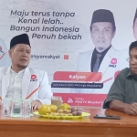 Ketua DPD PKS Imam Sutarso didampingi Sekretaris DPD PKS Kabupaten Mojokerto Kaiyan.