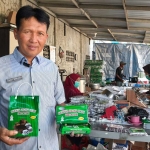 Gatot Siswanto saat menunjukkan produk baru, yakni Gethuk Pisang Dadu. Foto: Ist