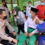 Kapolres Madiun AKBP Anton Prasetyo saat memberikan semangat kepada salah satu siswa yang hendak disuntik vaksin.