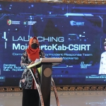 Bupati Mojokerto, Ikfina Fahmawati, saat menyampaikan pentingnya keamanan siber ketika launching CSIRT.