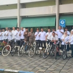 ASN Pemkab Bangkalan foto bersama di hari pertama masuk kerja menggunakan sepeda pancal, Rabu (25/3/2026).