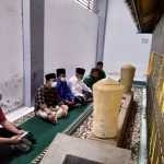 Prof. Dr. KH. Asep Saifuddin Chalim, M.A., dan rombongan saat ziarah ke makam Syaikh Kuala di Aceh, Kamis (24/12/2020). foto: bangsaonline.com