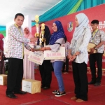 Agus Wijaya saat memberikan hadiah kepada pemenang lomba cipta motif batik tulis.