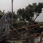 Rumah warga di Desa Balongmojo, Kecamatan Puri, Kabupaten Mojokerto, yang rusak akibat hujan disertai angin kencang.