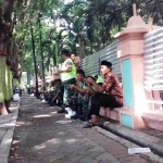 Para petugas dari TNI/Polri dikerahkan untuk berjaga-jaga mengantisipasi adanya isu aksi demo massa.
