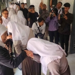 Gubernur Khofifah saat bertemu para pelajar yang mengikuti TKA atau tes kompetensi akademik.