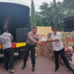 Petugas dari Polres Probolinggo Kota saat menyiapkan bantuan untuk korban gempa di Cianjur, Jawa Barat.
