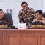 Presiden Jokowi berbincang dengan Wapres Jusuf Kalla (JK) dan Seskab Pramono Anung, di Istana Negara, Jakarta. foto ilustrasi/detik