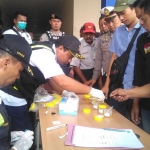 Kapolres Ponorogo AKBP Arief Fitrianto saat memantau pelaksanaan tes urine kepada sopir angkutan umum yang dilakukan jajaran Satnarkoba dan Urkes di Terminal Seloaji.
