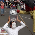 Aksi galang dana korban gempa Cianjur di CFD Tuban oleh seniman pantomim , Minggu (5/12/2022)