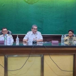Kepala Dinas PRKP dan CK Provinsi Jawa Timur, I Nyoman Gunadi, didampingi Kepala Dinas Pekerjaan Umum dan Penataan Ruang Kabupaten Jombang Bayu Pancoroadi, Perwakilan PT. Biru Bumi Hijau Arief Abdurrahman dan Perwakilan dari Inkindo DPP Jawa Timur Setyasto Puntodewo saat Membuka Kegiatan Pelatihan Peningkatan Kompetensi Bidang Jasa Konstruksi II. (Ist)