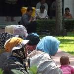 MENJAMUR: Sejumlah pengemis (kiri) menunggu uluran tangan jemaah salat Jumat di halaman Masjid Agung Sidoarjo, pekan lalu. foto: MUSTAIN/ BANGSAONLINE