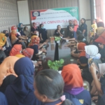 Puluhan buruh yang dirumahkan oleh perusahaan tempat mereka bekerja saat mengadu ke Sekretariat Sarbumusi Pasuruan.