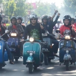 Wali Kota Abdullah Abu Bakar (tengah) saat menaiki Vespa keliling Kota Kediri.