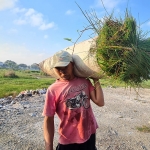 Sulaiman, Warga Desa Buluh, Kecamatan Socah, Bangkalan yang pekerjaannya sehari-hari hanya menyabit rumput untuk pakan ternak. Sementara istrinya bekerja sebagai pembantu rumah tangga. foto: FAUZI/ BANGSAONLINE
