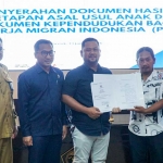 serahkan-dokumen-kependudukan-untuk-anak-pmi-bupati-gresik-tegaskan-perlindungan-hak-dasar
