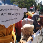 Peserta aksi saat di depan Gedung DPRD Lamongan. (foto: TRIWI YOGA/ BANGSAONLINE)