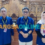 Ketua PWI Kediri terpilih periode 2024-2027, Bambang Iswahyoedhi (tengah), didampingi Misono selaku sekretaris dan bendahara, Sulistiyani. Foto: MUJI HARJITA/BANGSAONLINE